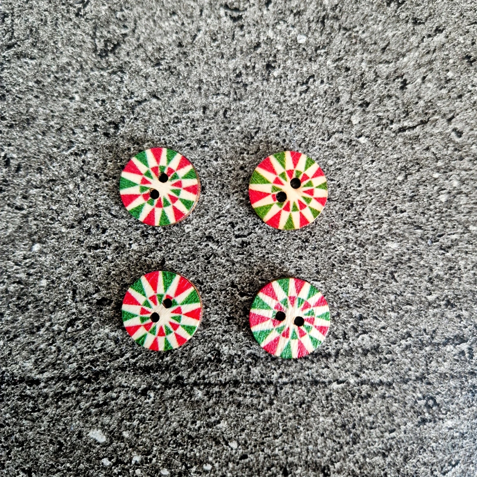 Lot de 4 boutons en bois vintage